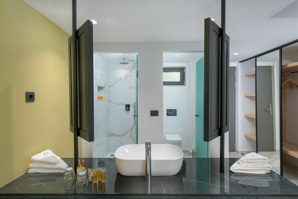 N._Superior_family_Room_G.V_7